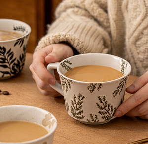 Tasse à café en terre cuite peinte à la main avec motif floral en relief, style vintage unique, peinture sous-glaçure, pour la maison ou le bureau - Product Image 1