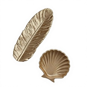 Plateau décoratif en métal, forme plume et coquillage, style côtier, plat de service artisanal, plateaux et plateaux décoratifs de luxe faits à la main - Product Image 1