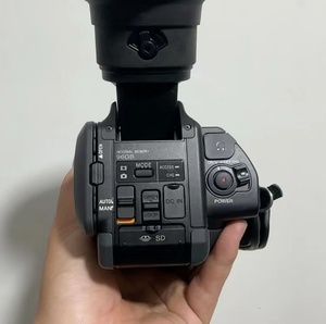 กล้องวิดีโอแบบมือถือระดับมืออาชีพ HXR-NX70C พร้อมซูมออปติคอล 12 เท่า ความละเอียด Full HD 1080p และหน้าจอ LCD ขนาด 3.0 นิ้วสำหรับการประชุม - Product Image 4