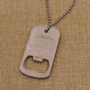 Apribottiglie a forma di medaglia in stile antico con design 2D in zinco - Product Image 5