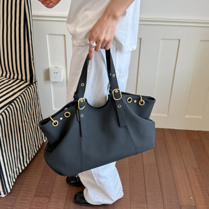 Wildleder-Tragetasche mit Ösen für Damen, neue trendige modische Schultertasche mit großem Fassungsvermögen, vielseitige und stilvolle Nieten-Biker-Handtasche - Product Image 4