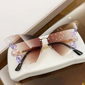 Lunettes de soleil de luxe personnalisées avec logo, strass brillants, sans monture, œil de chat, papillon, en cristal pour femme - Product Image 1