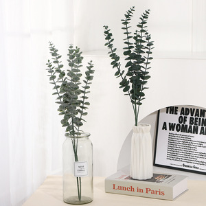 ใบยูคาลิปตัสจำลอง ต้นไม้ประดิษฐ์ พลาสติกสีเขียว ของตกแต่งบ้าน อุปกรณ์เสริมงานแต่งงาน ทรงกระบอกสูง 10 ซม. คุณภาพสูง - Product Image 1