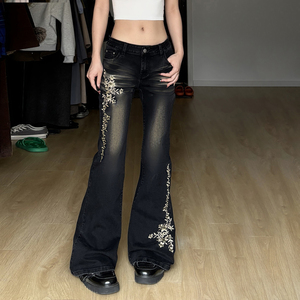 Jean en denim délavé brodé, coupe évasée taille basse pour femme, détails floraux rétro, style Y2K, pantalon décontracté polyvalent - Product Image 4