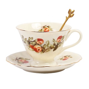 Promotion à prix réduit : Tasse à café en céramique motif pomme rouge rétro européenne avec bord doré et soucoupe - Product Image 2