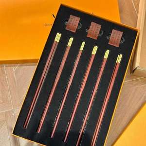 Ensemble de baguettes en bois, 5 paires, manche en bois rouge avec embouts métalliques, baguettes réutilisables de luxe, boîte cadeau pour la maison et les restaurants - Product Image 3