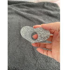 Elegante soporte para libros de resina, ligero y duradero, ayuda para la lectura, agarre cómodo, perfecto para novelas, diarios y libros de texto - Product Image 1