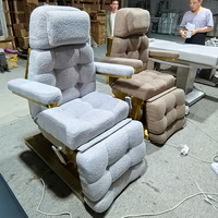 Table de massage électrique au design moderne et créatif, en cuir synthétique capitonné, avec base dorée et 4 moteurs, pour salon de beauté et esthétique
