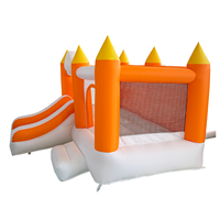Château gonflable avec toboggan, orange et blanc, pour enfants, idéal pour les fêtes, location, intérieur et extérieur.