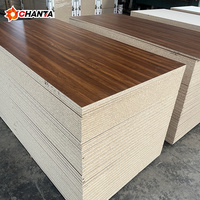 Panneaux de particules de bois de taille personnalisée E0 Panneaux de particules de PVC laminé 16mm 18mm Panneaux de particules de flocons d'aggloméré face à la mélamine blanche
