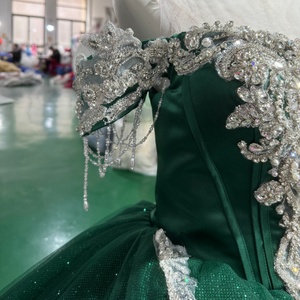 Vestido de Fiesta Largo hasta el Suelo con Cuello Barco en Verde Esmeralda, Modelo Mc009, Vestidos Brillantes para Quinceañera y Dulces 16 y 15 Años - Product Image 3