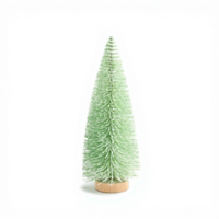 Individuell gestalteter, farbenfroher Mini-Weihnachtsbaum, künstlicher Baum mit Holzsockel für die Weihnachtsdekoration zu Hause oder auf dem Tisch.