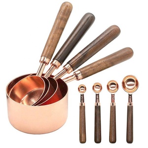 Ensemble de 8 tasses et cuillères à mesurer plaquées cuivre avec manches en bois - Product Image 2