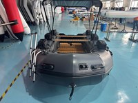 Bateau robuste RSA-HD420 gris foncé de 420 cm avec renfort de fond, console, auvent et échelle