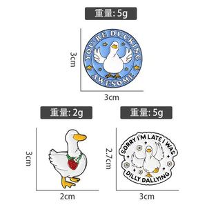 Broche en émail fille dessin animé mignonne et amusante Betty Tan Divino avec citation, accessoire badge métallique, vente chaude - Product Image 5
