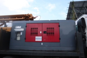 מקדחת בארות מים ניידת על משאית דיזל מדגם YOTOL, בעלת הספק של 85 קילוואט (380 כוחות סוס), מדגם HOWO 6x4, עם פטיש פנאומטי, עומק קידוח מקסימלי של 600 מטר, עם מנוע. - Product Image 4