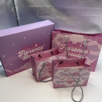 Ventes en gros pour l'emballage de cadeaux avec poignée en coton, impression de logo rose, sacs en carton blanc, emballage de sacs en papier cadeau