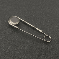 Haute qualité femmes bijoux broches or argent Logo personnalisé lettre nom épingle de sûreté broche concepteur broches et épingles