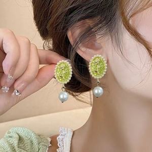 ต่างหูห้อยประดับมุกเทียมลายดอกกุหลาบสไตล์วินเทจฮ่องกง ประดับเพชรและโลหะผสม สำหรับผู้หญิง แฟชั่นทันสมัย - Product Image 1