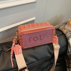 Nuevo bolso bandolera de un solo hombro con letras de diamantes, bolso cuadrado pequeño, moderno y versátil, bolso para cámara. - Product Image 3