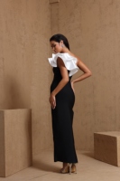 Robe longue moulante Ocstrade pour femme, noire et blanche contrastée, asymétrique à une épaule, avec volants et fente latérale, style formel et décontracté