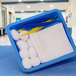 Pack de soins stériles jetables avec pansements désinfectants à l'ozone, stérilisés à l'oxyde d'éthylène, sac de stérilisation respirant - Product Image 1