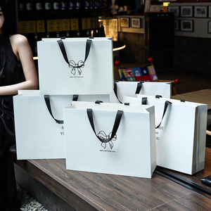 Sacs en papier de luxe avec logo imprimé personnalisé, impression numérique et flexo, avec poignée en corde de coton pour la promotion, l'emballage de vêtements et de cadeaux - Product Image 6