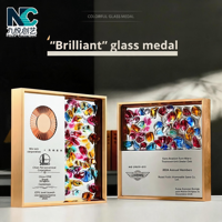 Plaque de récompense en or personnalisée avec des pierres de cristal colorées pour les événements d'entreprise et les tournois sportifs, logo OEM ODM