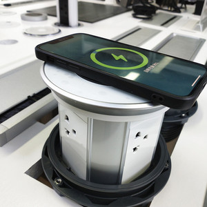 Prise de courant motorisée escamotable intelligente Wi-Fi à 4 côtés avec dessus en verre étanche de haute qualité et chargeur sans fil intégré - Product Image 2