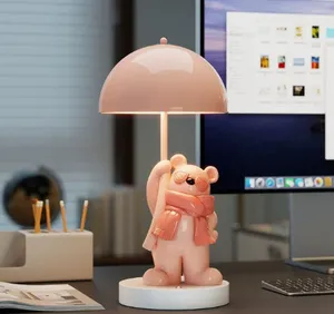 Adorable Lámpara de Escritorio de Resina con Forma de Osito Ecológico, Adorno Pintado a Mano, Luz Nocturna Ambiental para Dormitorio, Decoración Creativa para el Hogar - Product Image 1