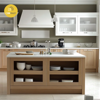 CBMMart Armoire de cuisine en chêne blanc en bois massif en forme de L Villa Cascade Île de marbre avec panier Armoires de cuisine au design moderne
