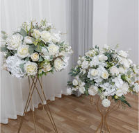 Große Rote Rosen sind mit künstlichen Blumenkugeln verziert, Hochzeitstischdekoration und Hochzeitsblumendekorationen