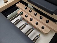 Alat Yoga Pilates Maple Wood Adjustable Durable Lift Folding Reformer dengan Rel Aluminium Alloy, Portable untuk Kebugaran Tubuh dan Latihan Inti