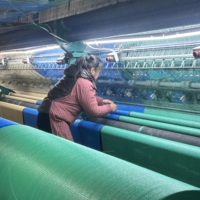 Filets d'ombrage multicolores de haute qualité utilisés pour la prévention de la poussière et l'ombrage sur les chantiers de construction.