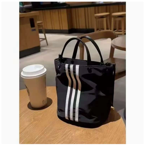 Bolsa de Mano Minimalista con Estampado Paisajístico en Poliéster Negro, con Cierre de Cremallera, Dos Asas y Diseño Impermeable - Product Image 4