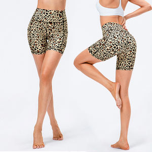 D02413 женские шорты для йоги с принтом телесного цвета с карманами, удобные для кожи эластичные быстросохнущие спортивные брюки для фитнеса - Product Image 2