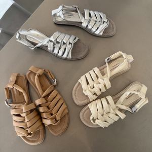 Sandalias Planas Bohemias WETKISS para Mujer, Sandalias Gladiador con Tiras Cruzadas, Sandalias de Verano con Pliegues y Trenzas, Elegantes Sandalias de Playa Estilo Romano - Product Image 3