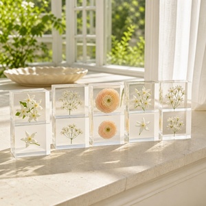 Prensapapeles Floral Cuadrado de Resina Transparente Personalizado – Adorno de Escritorio, Decoración para el Hogar/Oficina y Regalo - Product Image 2