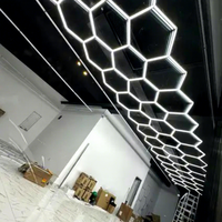 Éclairage LED Hexagonal Gaonengo pour Atelier de Detailing, Garage et Salle d'Exposition Automobile