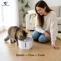 Fontaine à eau hexagonale pour animaux de compagnie avec bec en forme de fleur, fontaine à boire automatique pour chat et chien avec bassin à motif d'os, blanche
