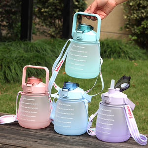 Vaso de Plástico Deportivo con Correa para el Hombro, Color Degradado, Estilo Moderno, Vaso Grande con Asa, Vaso Pequeño con Asa y Diseño de Color en Aerosol - Product Image 5