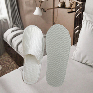 Chaussons d'hôtel jetables portables Tourel de luxe, doux, personnalisés, 5 étoiles, à bout fermé, lavables, blancs, en tissu gaufré corail, à prix abordable - Product Image 2