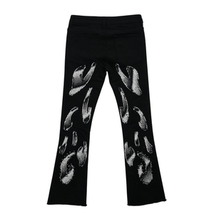 Pantalon en jean slim fit pour homme, coupe évasée, denim extensible noir, jean bootcut avec imprimé graffiti abstrait blanc et détails rivets pour un style punk - Product Image 4