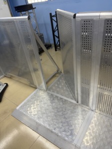 Barrière de contrôle des foules en aluminium avec structure tubulaire en fleur de prunier et emboîtement sans soudure pour scènes de concert - Product Image 2