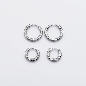 ต่างหูห่วงแบบคลา<span class=keywords><strong>ส</strong></span><span class=keywords><strong>ส</strong></span>ิคลายหนังงู  ทำจากสแตนเลส<span class=keywords><strong>ส</strong></span>ตีลเคลือบเงิน  ผิวสัมผั<span class=keywords><strong>ส</strong></span>แบบตอกลาย  เห<span class=keywords><strong>ม</strong></span>าะ<span class=keywords><strong>ส</strong></span>ำหรับทั้งชายและหญิง  เป็นของขวัญ - Product Image 2