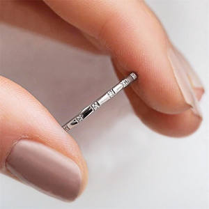 Anello di Fidanzamento F1230 per Donna in Oro Rosa con Zirconia Cubica, Design a Croce con Incastonatura Pavé, Pietra Taglio Smeraldo, Gioiello alla Moda - Product Image 4