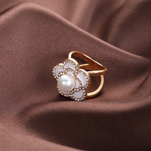 Hebilla para Bufanda Camellia con Incrustaciones de Perlas, Diseño Floral, Hebilla de Anillo de Doble Uso, Accesorio Elegante con Lazo, Primavera 2024 - Product Image 1