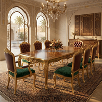 Ensemble de canapés classiques baroques en velours bordeaux, avec structure en bois sculpté et finition dorée, pour suite présidentielle, villa de luxe, mobilier FF&E sur mesure