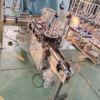 Machine automatique de pose et de pressage de buses d'actionneurs pneumatiques pour aérosols, pour l'industrie alimentaire, des boissons et chimique (plastique/métal), avec pompe à moteur