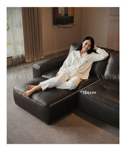 Divano Minimalista Italiano in Pelle Pieno Fiore, Configurazione Lineare Nera Audace, Linee Architettoniche Pulite, Seduta di Lusso - Product Image 5